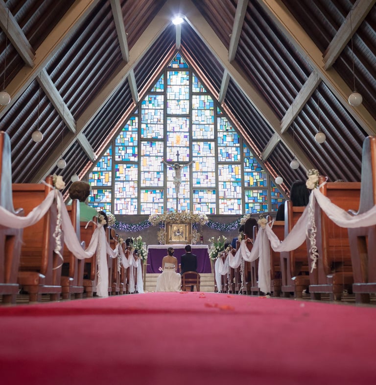 Foto del altar en iglesia de el Poblado, novios freste al altar.