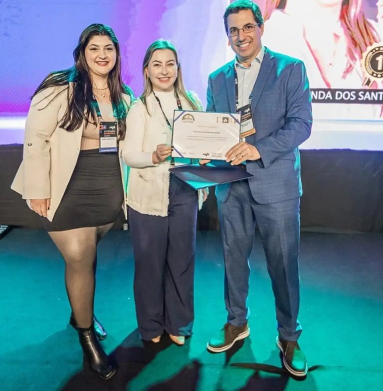 Equipe da Caran Contabilidade recebendo premiação no Prêmio Inovar Contábil 2025.