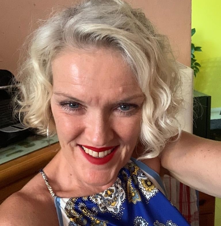 Femme blonde souriante.