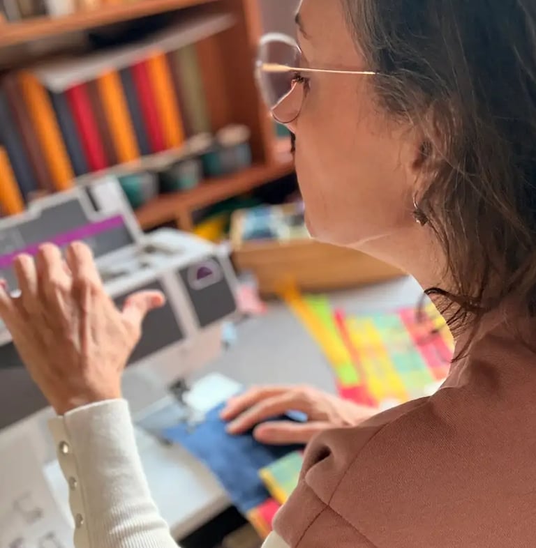 Anne Olgiati, créatrice artisane textile de l'atelier Dès 2mains