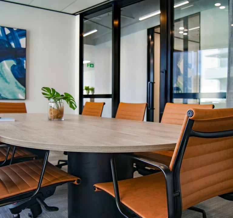 Salle de réunion propre et entretenue dans des bureaux professionnels en Île-de-France