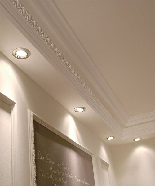 Plafond en staff avec corniches décoratives et spots LED encastrés pour un éclairage moderne et élég