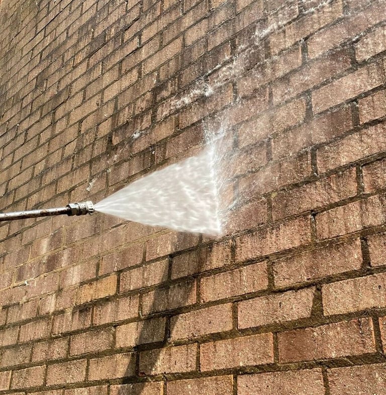 Nettoyage haute pression d’une façade en briques, traitement de surface pour l’élimination des salis