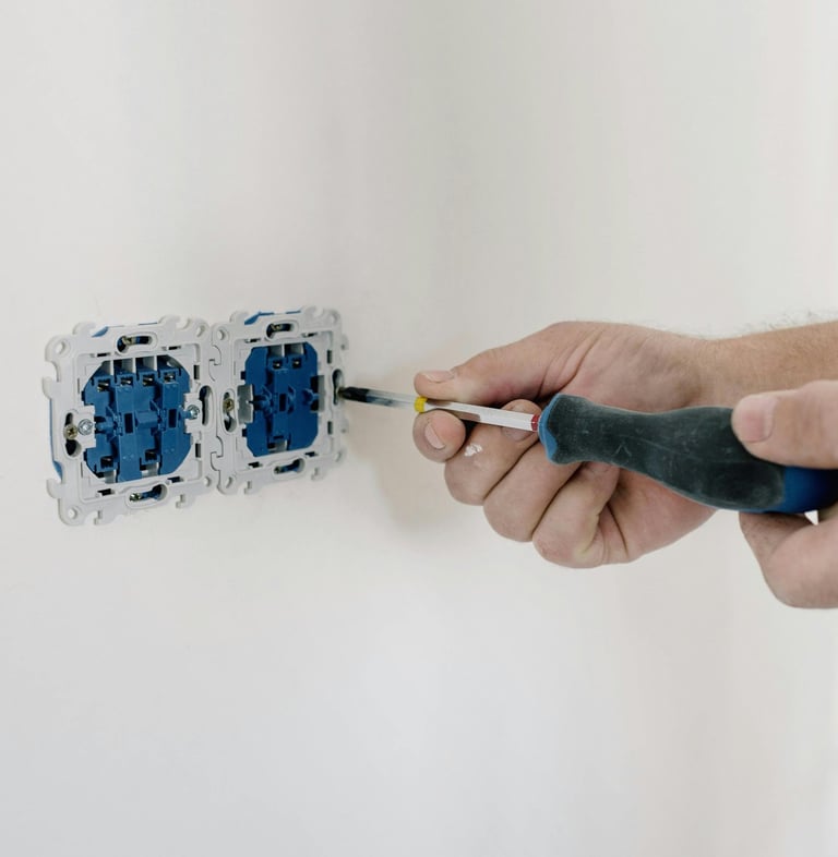 Installation de prises électriques encastrées par un électricien, travaux de raccordement sur mur in