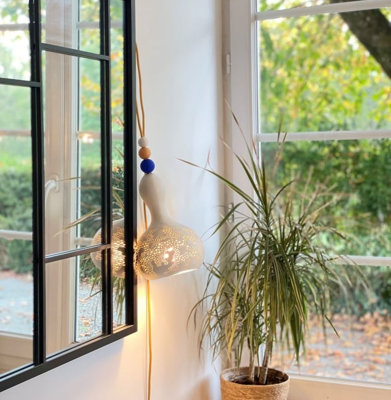 Calebasse transformée en luminaire par Claire Mahé
