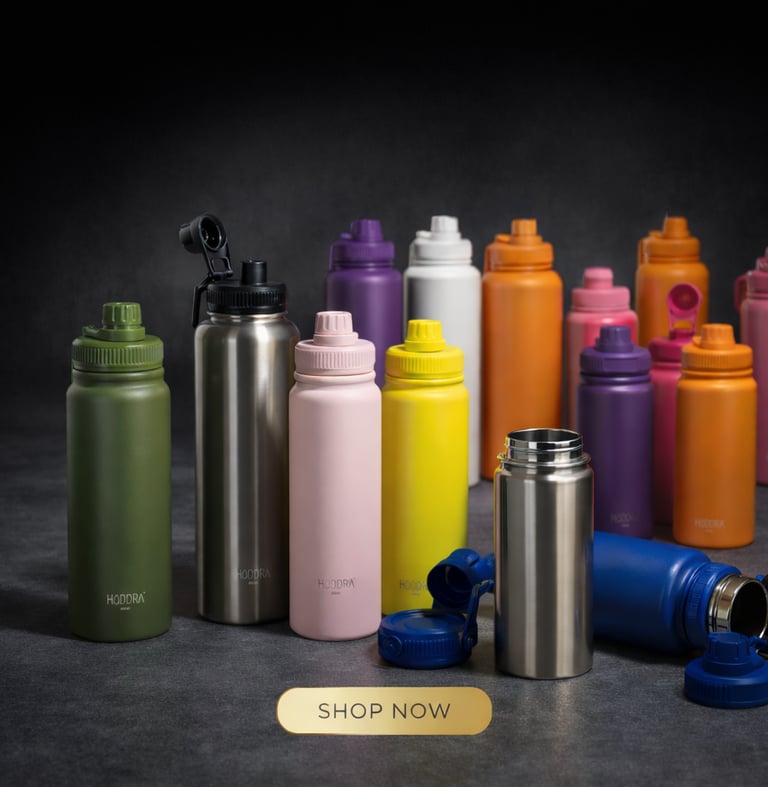 Coleção de garrafas térmicas coloridas em aço inoxidável da Hiddra sobre fundo escuro
