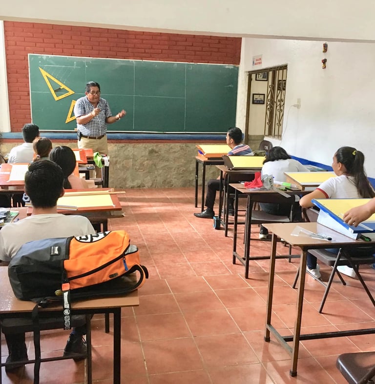 Alumnos tomando clase en el aula