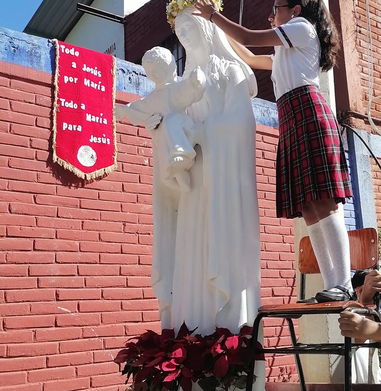 Alumna adornando una estatua