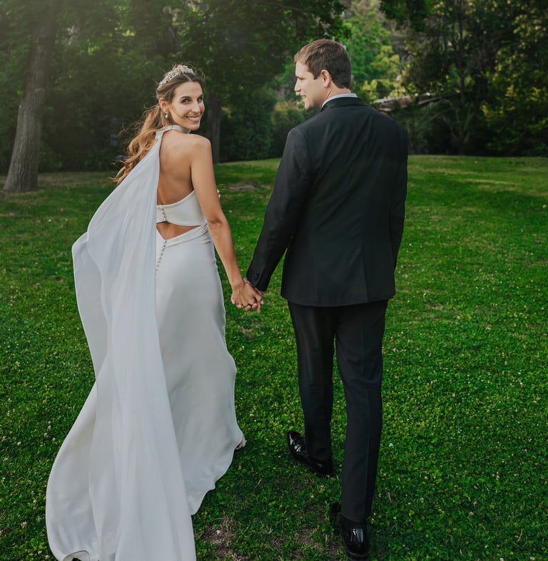 fotografía de novios tomados de la mano
