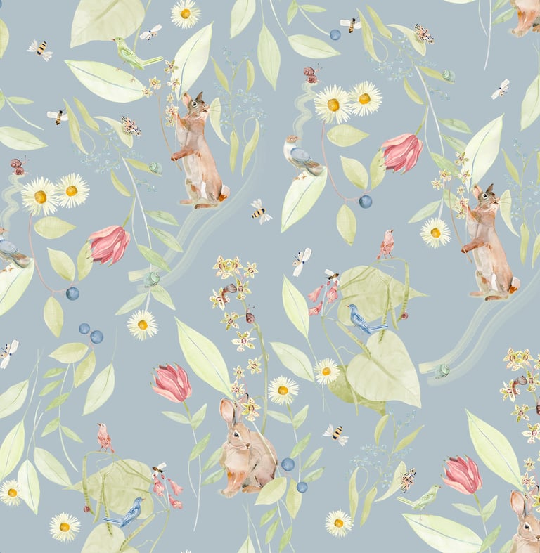 Estampa infantil de fundo azul de jardim com pequenos animais, flores e folhas pintados a mão