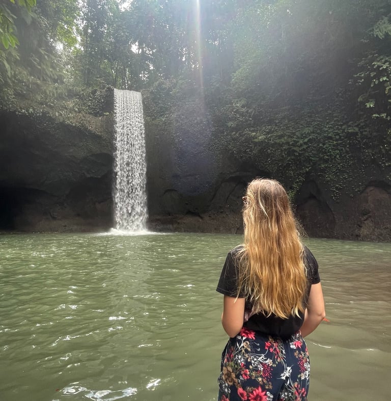 kobieta patrzy na wodospad