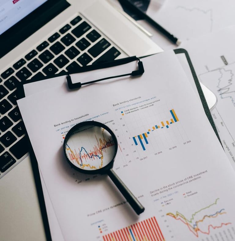 photo d'une Analyse des données financières à la loupe posée sur un ordinateur portable