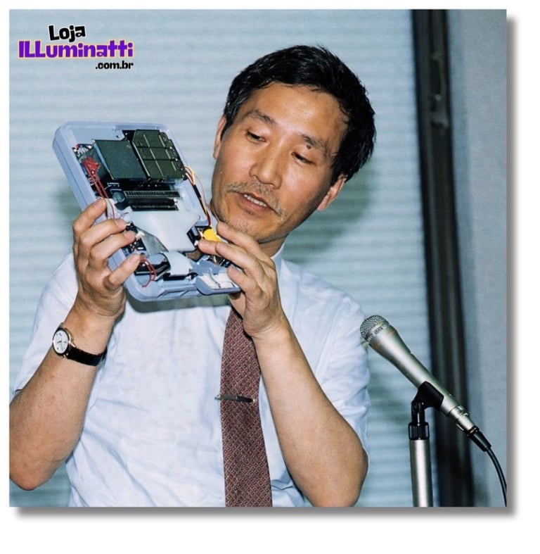 Diretor de tecnologia da Nintendo, Masayuki Uemura, mostra os componentes internos do Super Famicom 