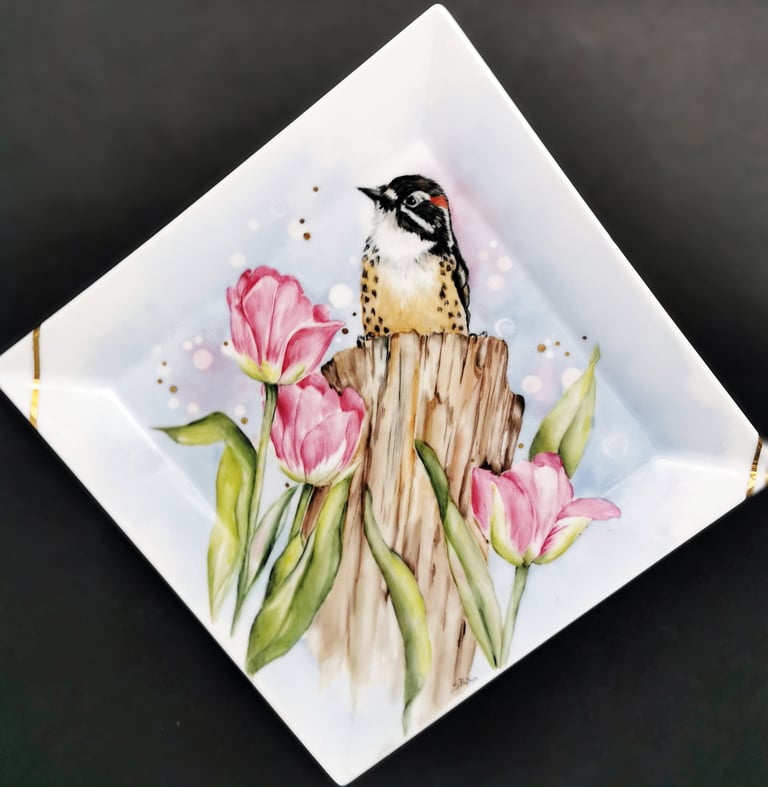 uccellino dipinto su porcellana