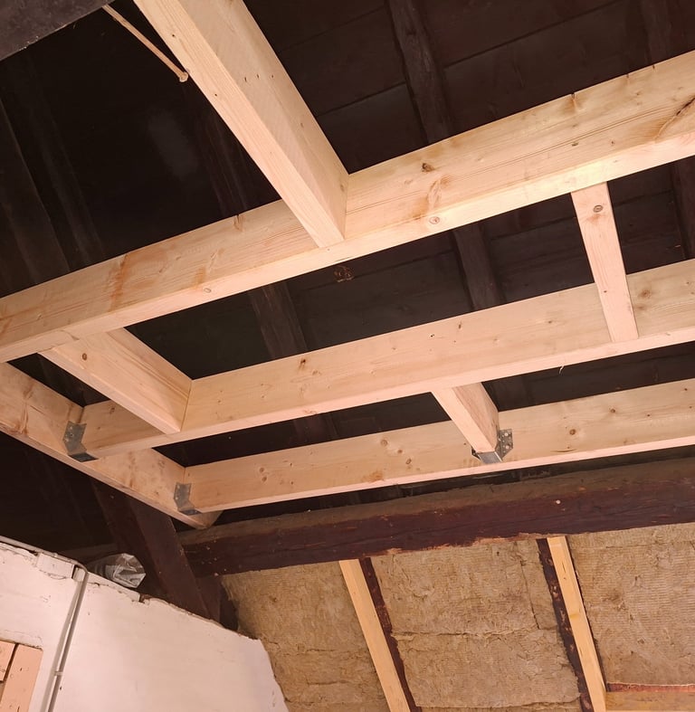 Création d'un plafond avec isolation thermique à florimont. Solivage posé sur sabot simpson.