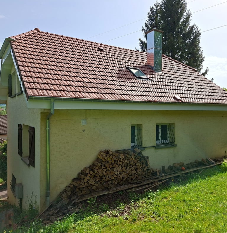 Rénovation de toiture Sud territoire avec remplacement de velux, tuiles mega nuagé, habillage pvc.