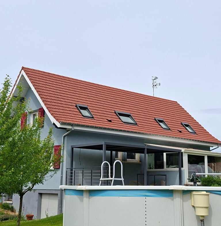 Rénovation d'une toiture et pose de velux avec volets roulants solaire à delle.