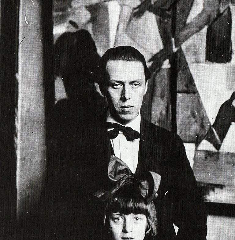 Fotografie von Wladimir von Zabotin in seinem Atelier um 1919.