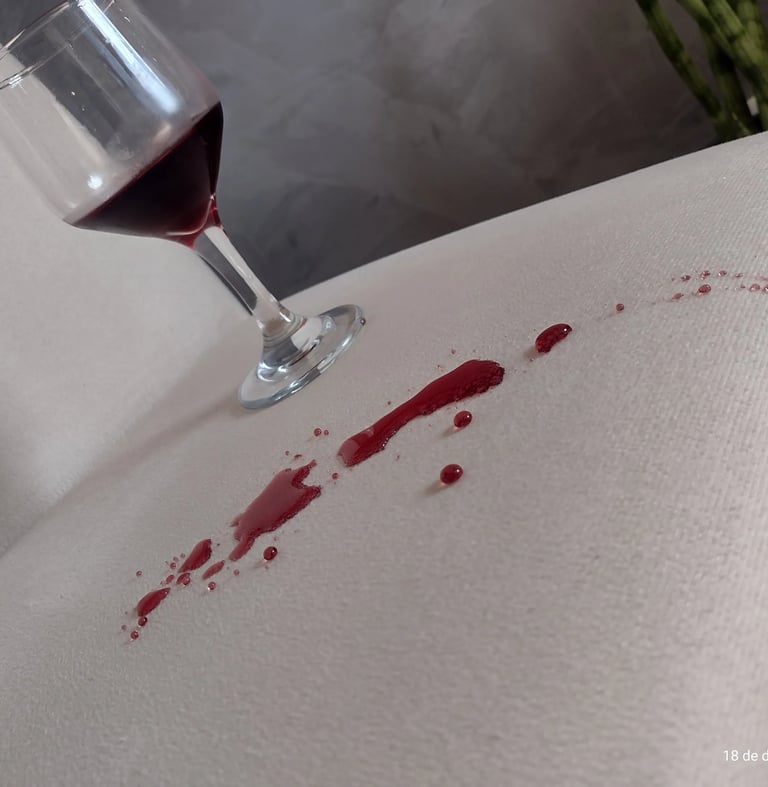 Proteção de estofado em Campinas: teste de repelência com vinho em sofá claro após impermeabilização
