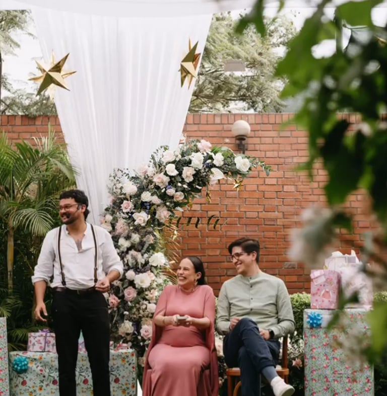 Mago en Baby Shower de Lima Perú, con padres emocionados