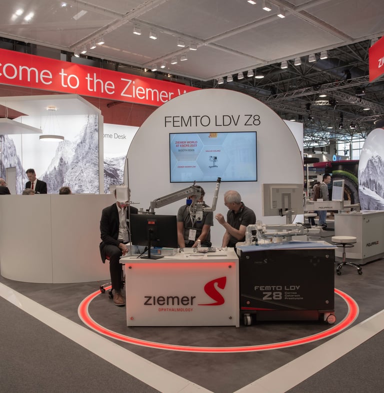 Messestand mit FEMTO LDV Z8-Laser für Live-Operationen auf einer Fachmesse.