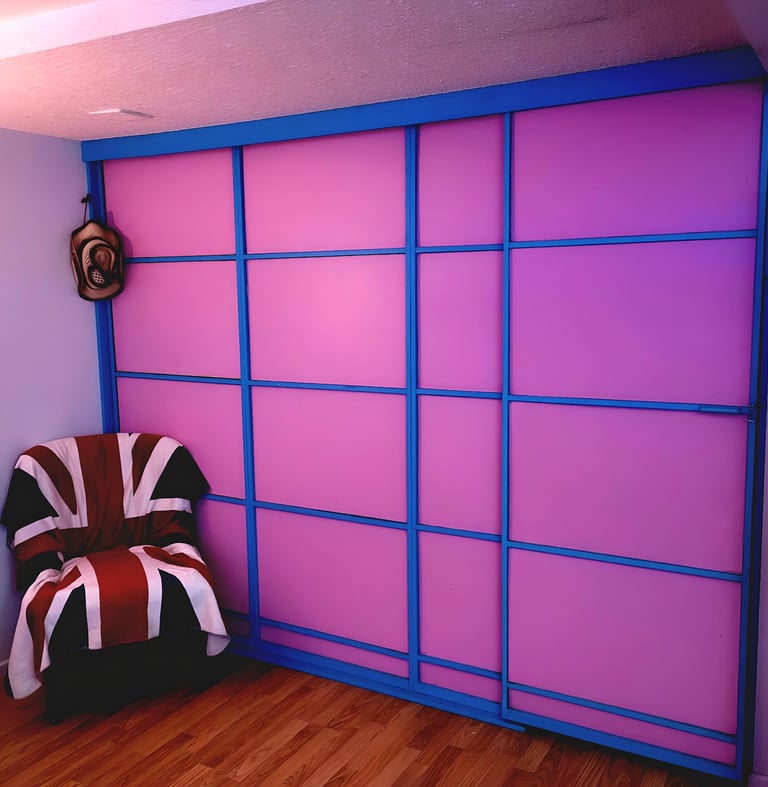 a chair with a chair and a chair in a room whit a private partition and sliding door 