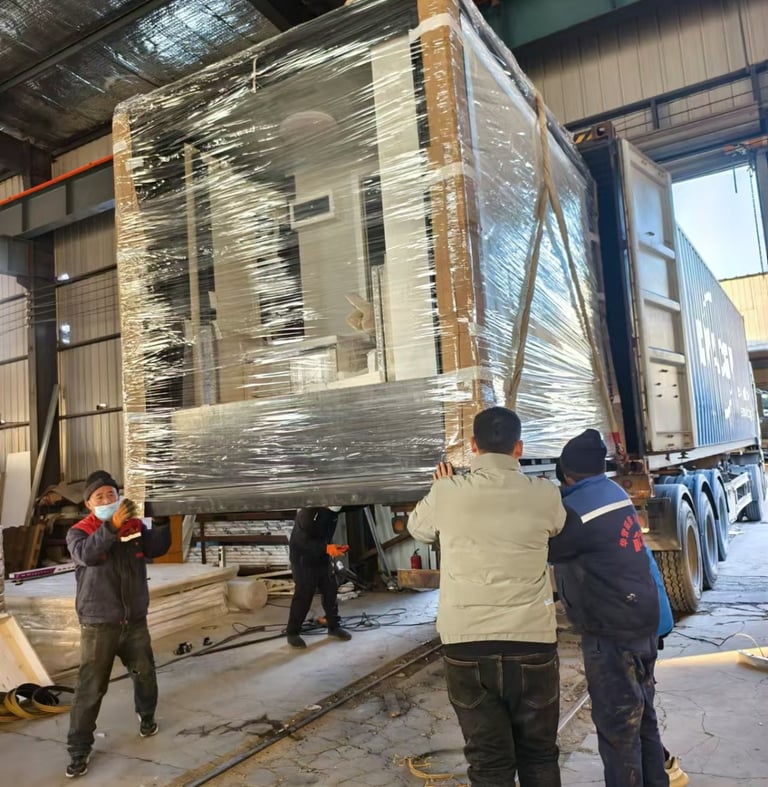 Chargement d'une maison préfabriquée déployable dans un camion.