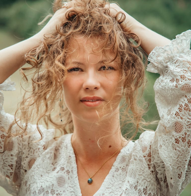 portrait femme blonde cheveux au vent