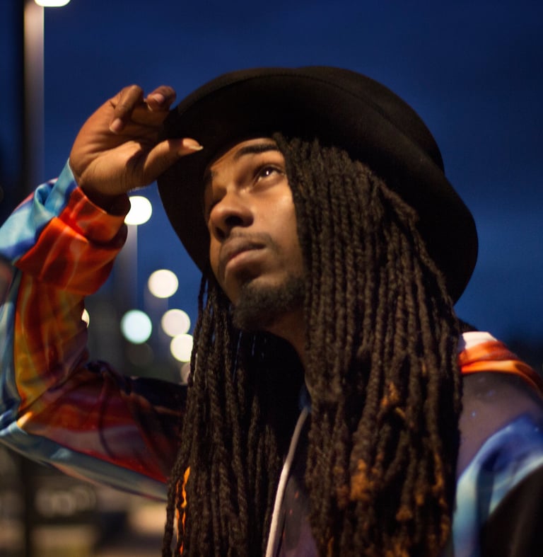 Homme black avec dreadlocks la nuit