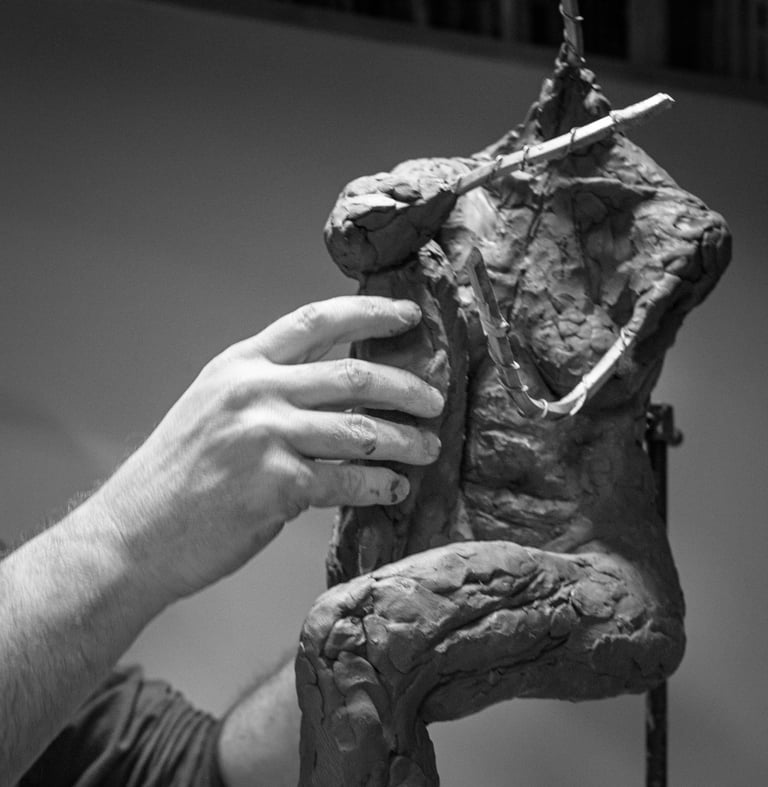 main de sculpteur tenant de l'argile