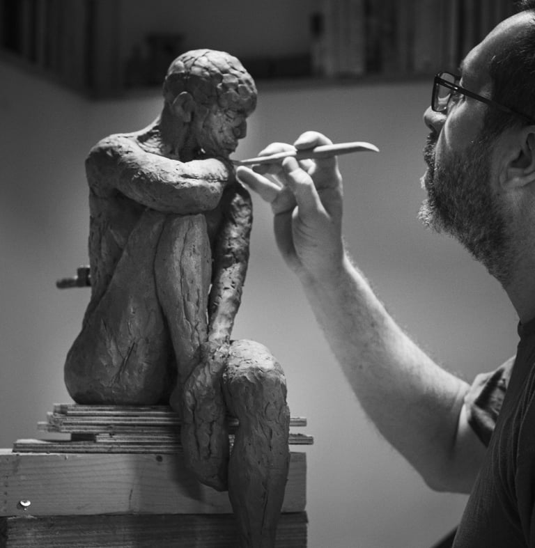 photo en noir et blanc de sculpteur en train de travailler