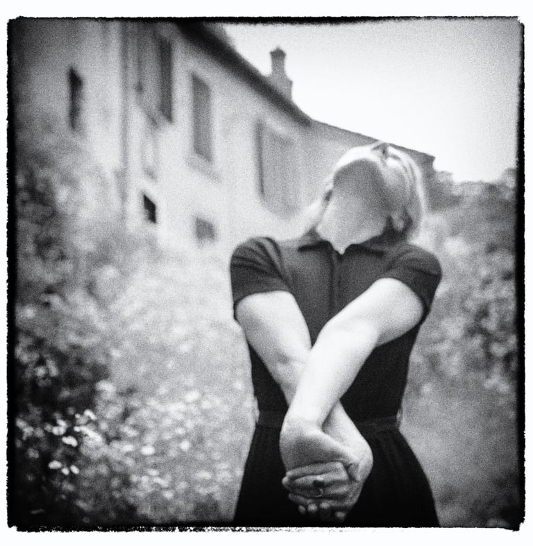 femme qui se tient les mains croisées en noir et blanc