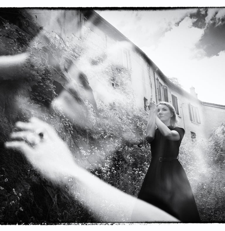 photo double exposition femme en noir et blanc