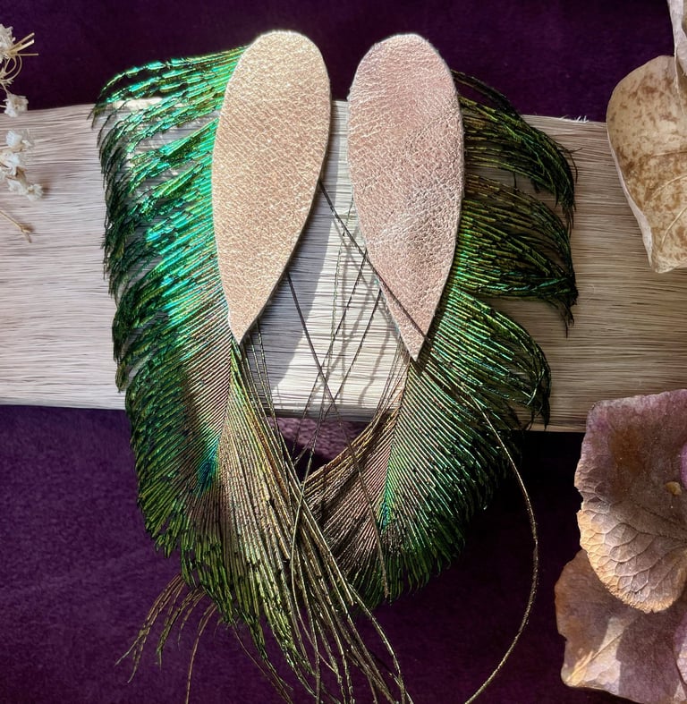 boucles d'oreilles en cuir doré et plumes de paon asymétriques