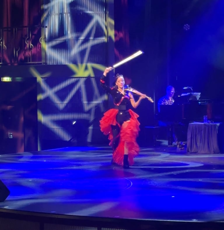 violinista actuando en teatro internacional