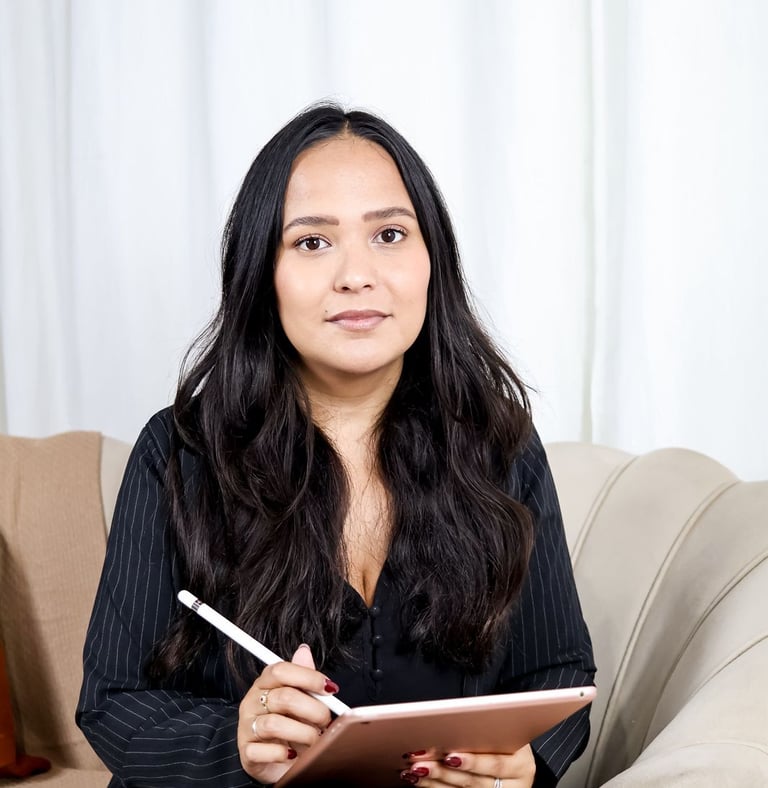 Mulher jovem vestindo roupas sociais em um escritório