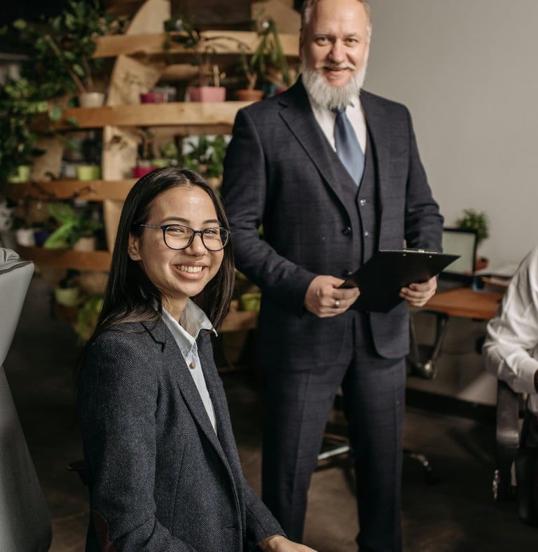 professionelle, zufriedene Büroangestellte