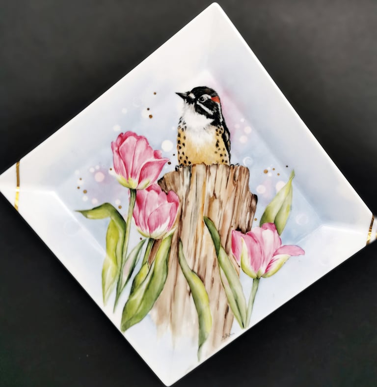 uccellino dipinto su porcellana