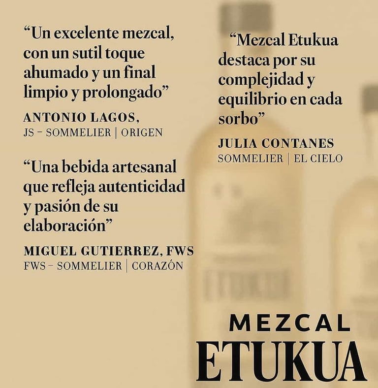 Collage de citas o testimonios escritos de sommeliers superpuestos elegantemente sobre una imagen 