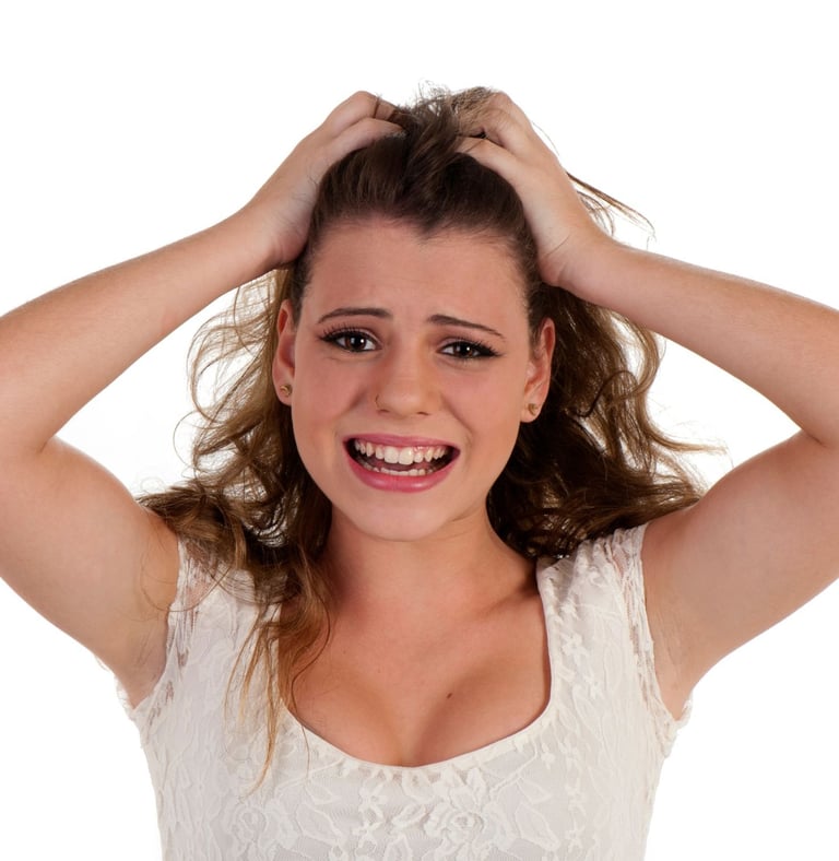 Chica se lleva las manos a la cabeza, representa la frustración que genera la dependencia emocional