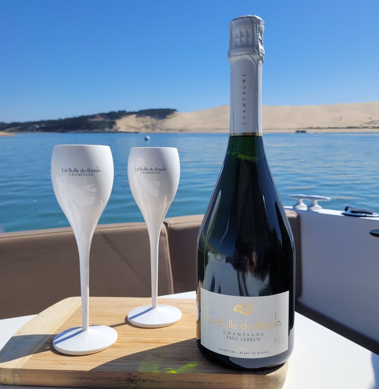 une bouteille de Champagne posé sur l'arrière d'un bateau avec de flûtes blanches