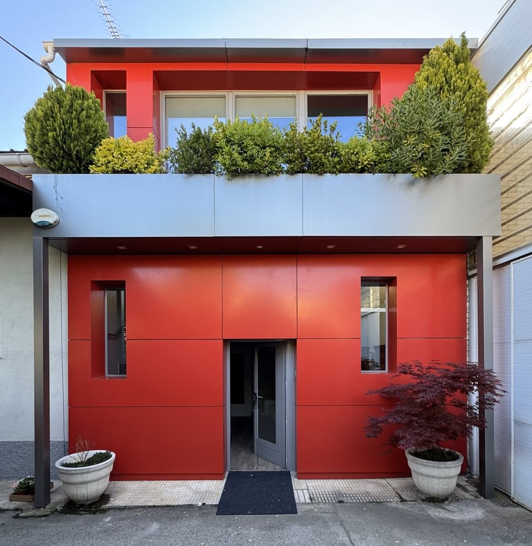 fachada principal de la sede de Plasticos Industriales GECA