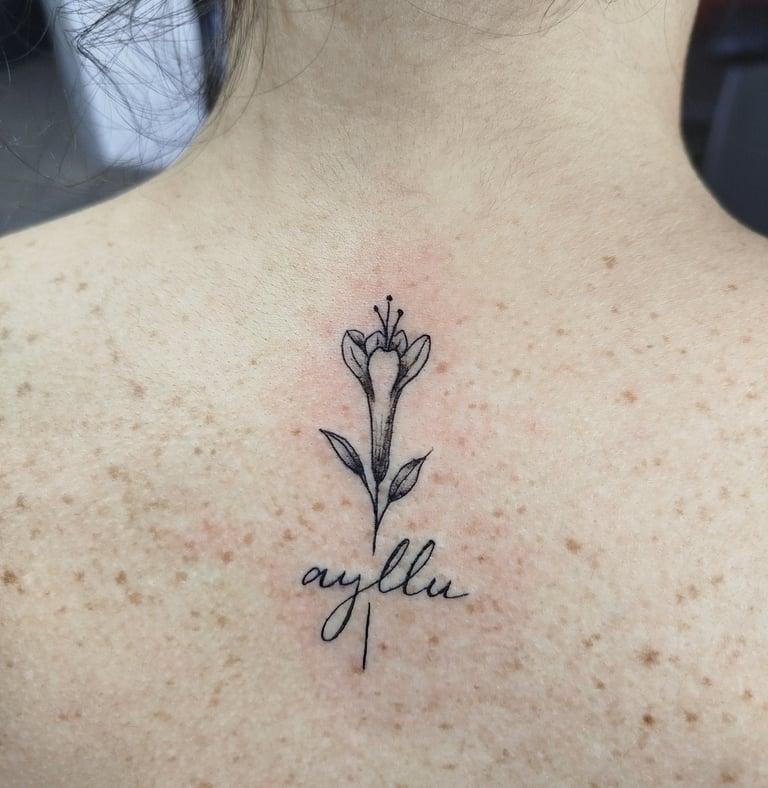 a woman's back with a tattoo of a flower. Unique design in Lima, Perú