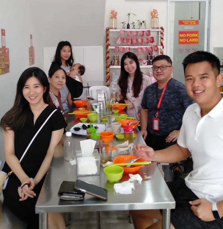 Keseruan makan di Mie Ayam Kesawan rukan osaka pik 2