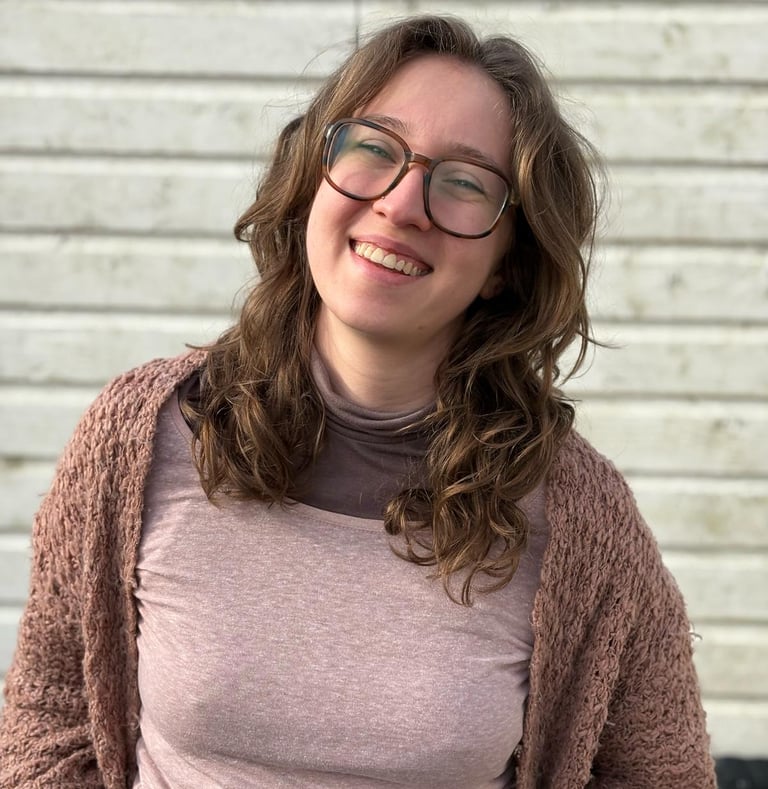 Frau mit Brille und Cadigan