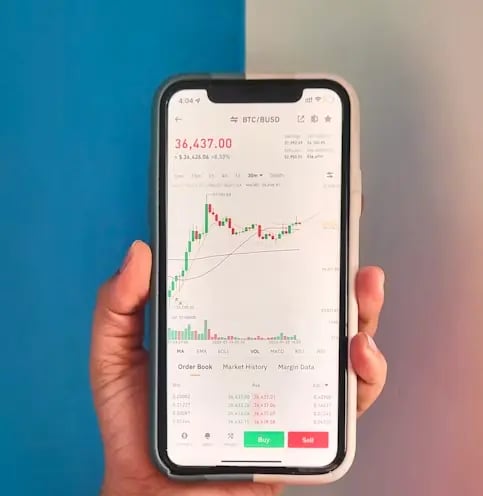 Binance mobile app with BTC/BUSD trading pair
