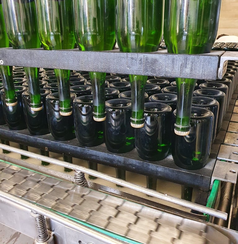 Machine automatique utilisée pour le dégorgement du Champagne La Bulle du Bassin