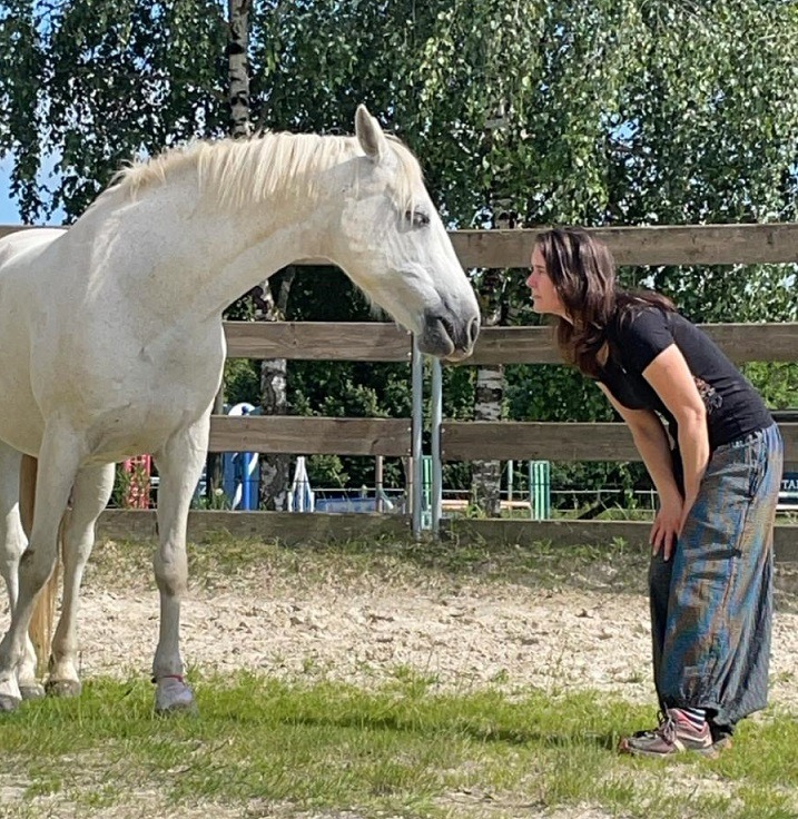 Equithérapie : une humaine en lien avec un cheval
