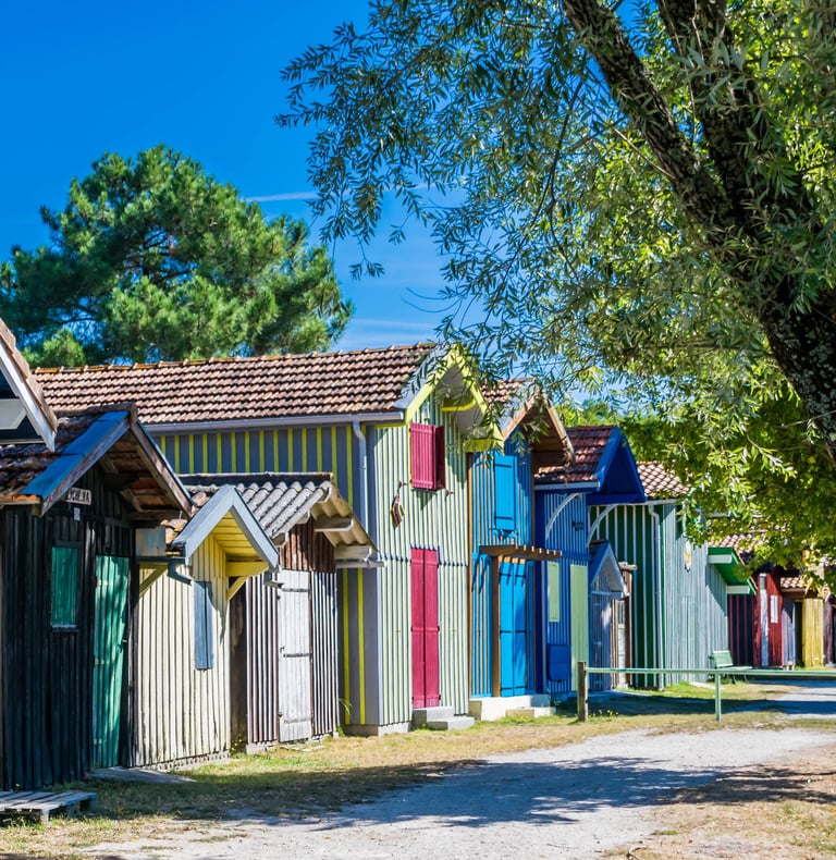 Alignement de cabanes à huîtres colorées