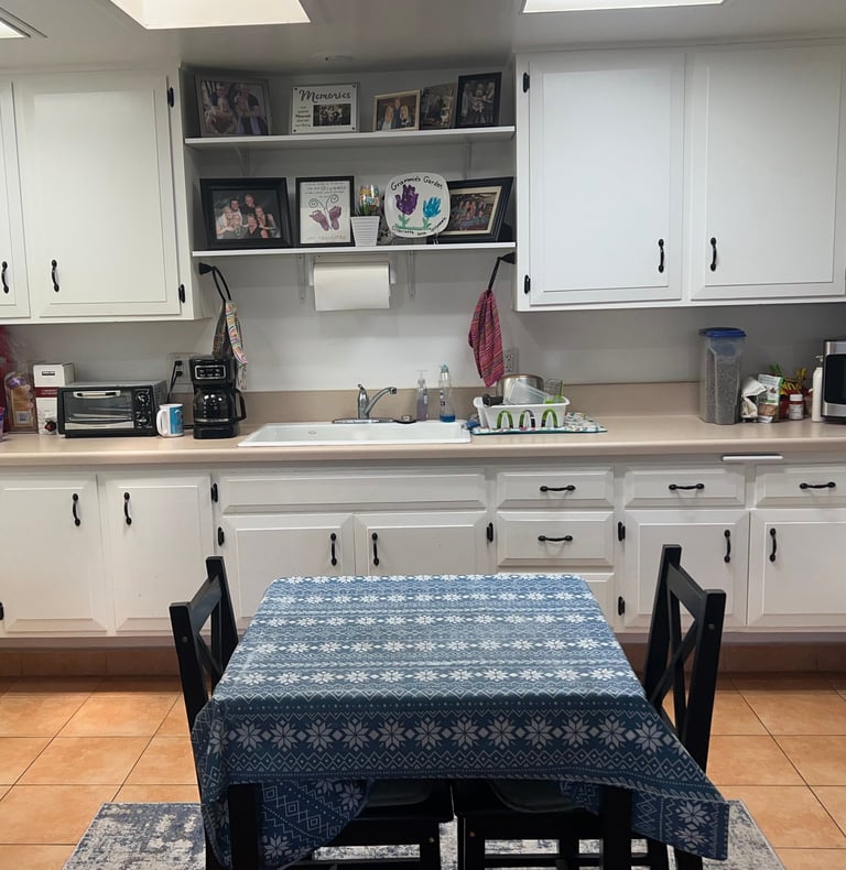 befored Staging: a kitchen with a table and chairs and a table